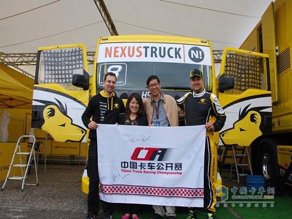 歐洲車(chē)手在CTR賽旗上簽名留念