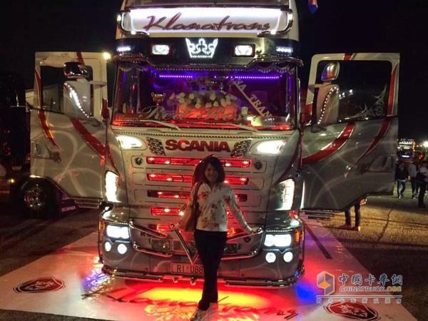夜色降臨，盛大的卡車(chē)狂歡悄然而至
