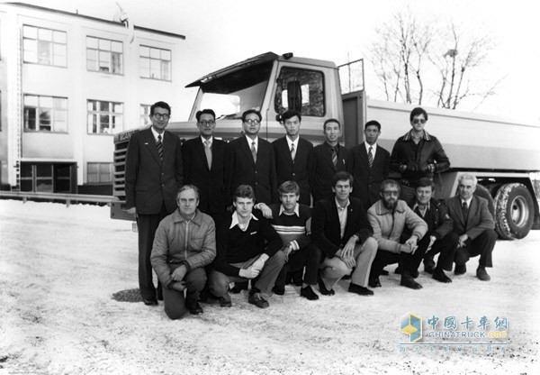 1980年瑞典斯堪尼亞售后服務學校，中國林業(yè)部代表團與授課教師合影