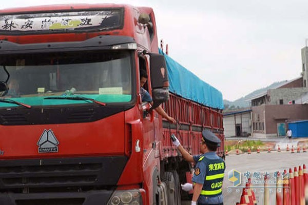 湖南省高速公路管理局郴州管理處路政大隊(duì)在高速公路服務(wù)區(qū)查處超限超載車(chē)輛