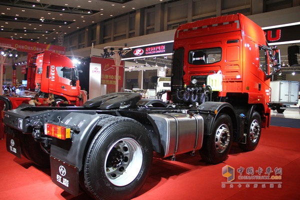 上汽依維柯紅巖 杰卡 390馬力 6X2 牽引車