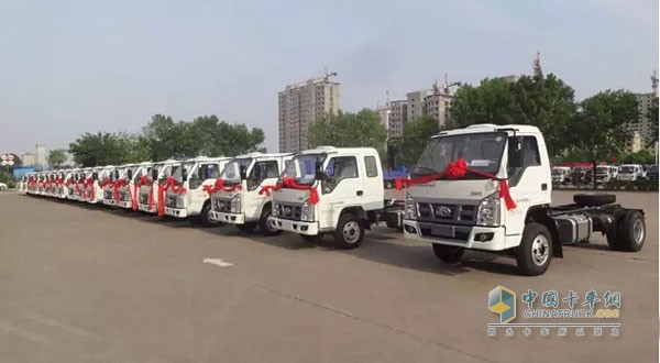 環(huán)衛(wèi)自卸車(chē)