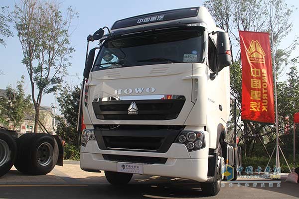 中國(guó)重汽380馬力6X2豪沃牽引車(chē)