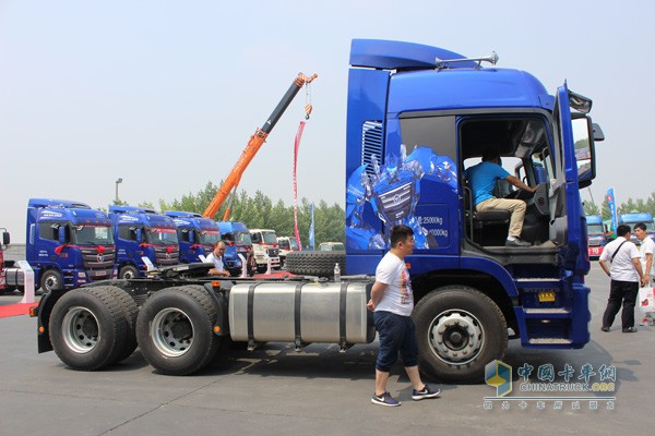 全新一代歐曼超能版危化品運(yùn)輸車(chē)交付山東用戶