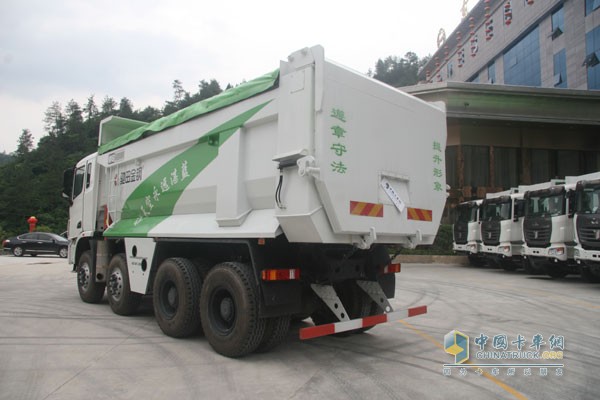 中國首款4軸智能環(huán)保渣土車左視