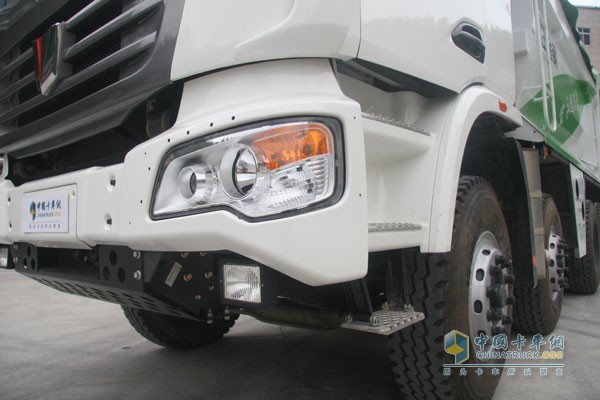 聯(lián)合卡車U340 8X4智能環(huán)保渣土車（馳田金鋼上裝）組合大燈，可移動輔助行車燈