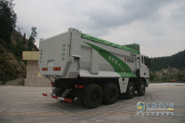 中國首款4軸智能環(huán)保渣土車