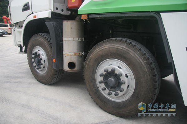 中國首款4軸智能環(huán)保渣土車采用正興輪胎