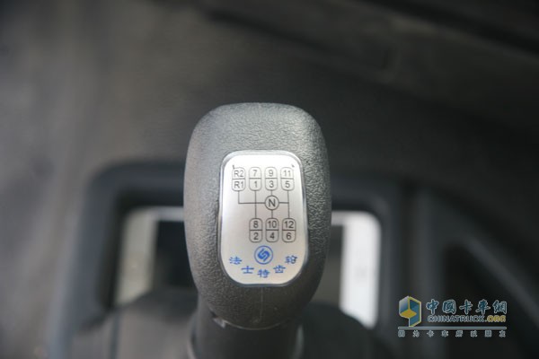 聯(lián)合卡車U340 8X4智能環(huán)保渣土車（馳田金鋼上裝）采用法士特12檔變速箱