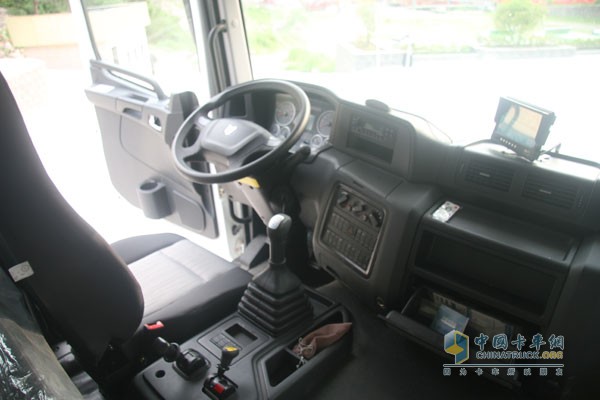 聯(lián)合卡車U340 8X4智能環(huán)保渣土車（馳田金鋼上裝）駕駛空間