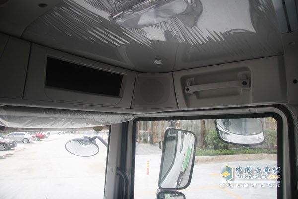 聯(lián)合卡車U340 8X4智能環(huán)保渣土車（馳田金鋼上裝）上方儲物格