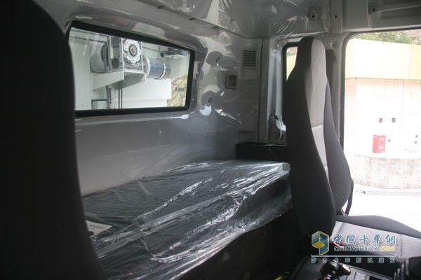 聯(lián)合卡車U340 8X4智能環(huán)保渣土車（馳田金鋼上裝）臥鋪空間