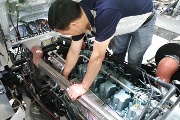 中國重汽集團杭州發(fā)動機銷售有限公司技術(shù)人員檢查新車發(fā)動機