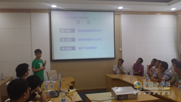 一汽錫柴遼寧事業(yè)部品牌經(jīng)理王永防講解錫柴發(fā)動(dòng)機(jī)