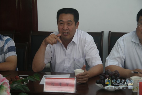 中國重汽銷售公司濟(jì)寧東鑫銷售服務(wù)中心董事長(zhǎng)劉體平發(fā)言