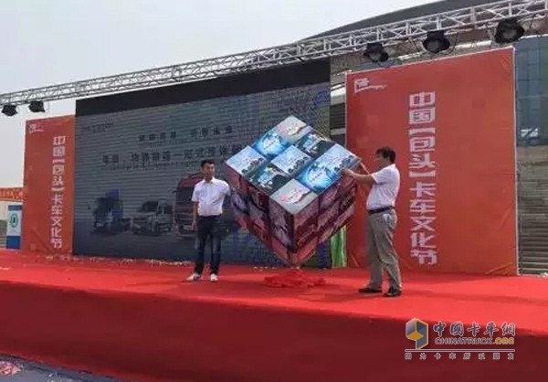 現(xiàn)場發(fā)布“電商、快遞物流一站式整體解決方案”