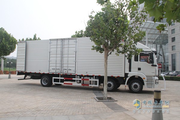 陜汽重卡 德龍新M3000 245馬力 6x2 國(guó)四 快遞廂式載貨車