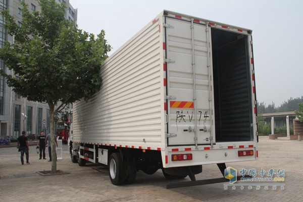 陜汽重卡 德龍新M3000 245馬力 6x2 國(guó)四 快遞廂式載貨車