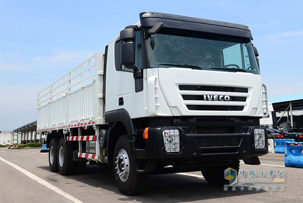 出口非洲市場(chǎng)的上汽依維柯紅巖682載貨車(chē)產(chǎn)品