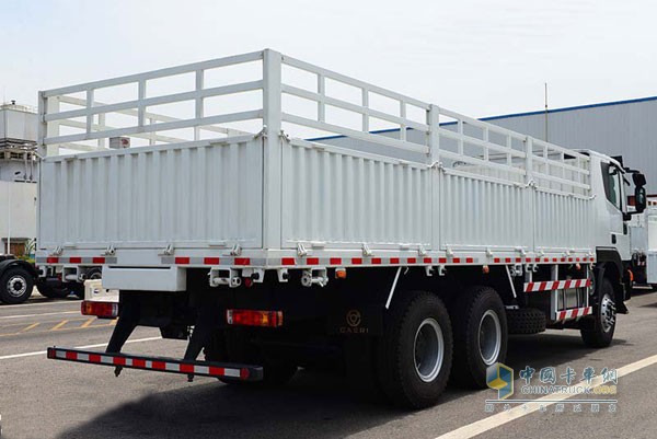 出口非洲市場(chǎng)的上汽依維柯紅巖682載貨車(chē)產(chǎn)品