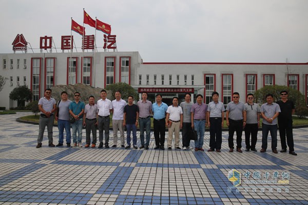 新工廠合影