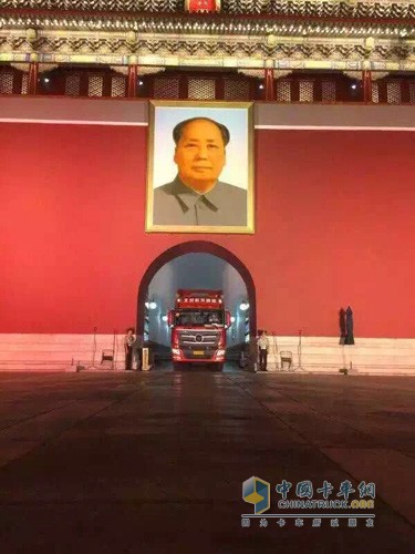 一輛運載著閱兵儀式設(shè)備的歐曼GTL超能版重卡正通過天安門城樓