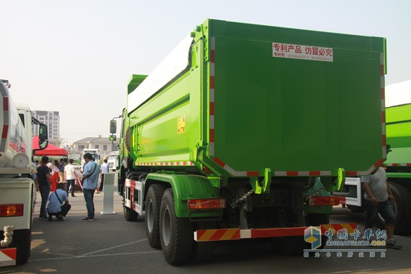 中國重汽 HOWO 340馬力 6×4 京五二階段 渣土車