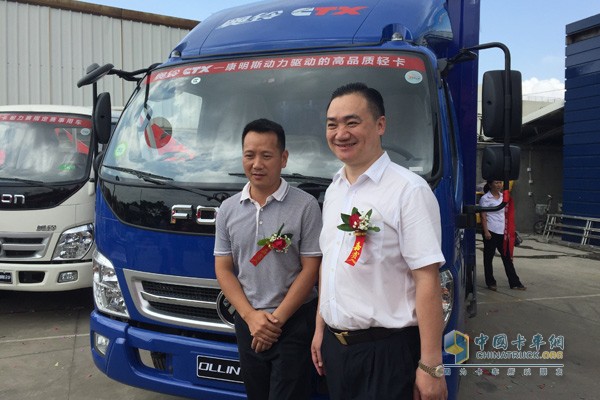 中凱汽車總經(jīng)理江金才（左）與?；愤\輸公司負責人林桓