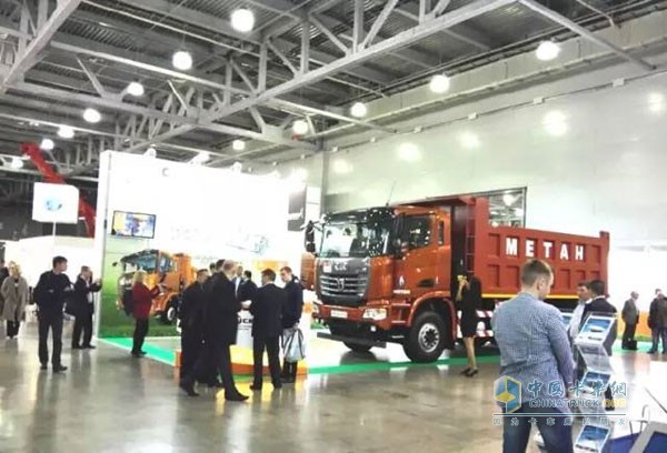 車展現(xiàn)場(chǎng)，觀摩和咨詢聯(lián)合卡車的國(guó)外友人絡(luò)繹不絕