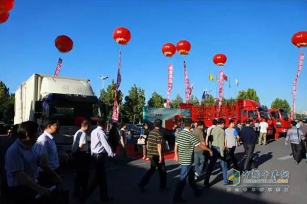解放J6L現(xiàn)場購車活動(dòng)