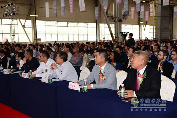 全新升級(jí)雙炮連響 紅巖杰卡、全新杰獅暢途版上市