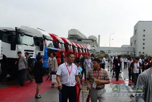 全新升級(jí)雙炮連響 紅巖杰卡、全新杰獅暢途版上市
