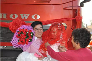 國慶結(jié)婚迎親車隊誰最強？  HOWO-T7H車隊風頭蓋豪車