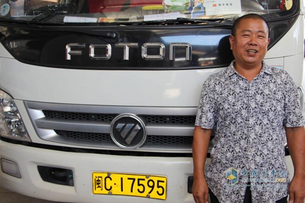 廈門站向大篷車送來(lái)錦旗的謝師傅