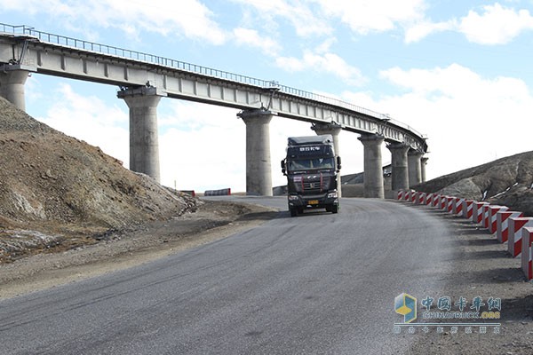 聯(lián)合卡車一直在謀變、奮進(jìn)的道路上昂首前進(jìn)