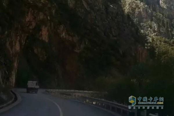 江淮車(chē)隊(duì)從巴塘出發(fā)