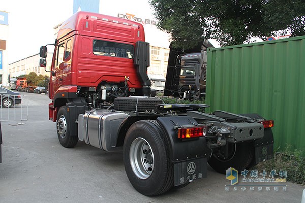 　雖然豪瀚J5G車型定位于經(jīng)濟(jì)實(shí)用，但在做工和材料使用上還是非常實(shí)在的。細(xì)節(jié)之處的做工相比高端車型相差無幾，可見做工之精細(xì)，充分考量用戶需求，這點(diǎn)值得肯定。