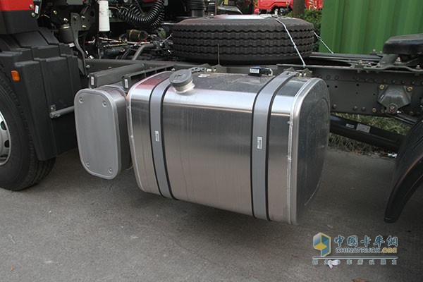 重汽豪瀚J5G車型配置以經(jīng)濟(jì)、實(shí)用為主，400L的油箱容積設(shè)置比較符合港口運(yùn)輸?shù)木嚯x需求，同時(shí)尾燈和擋泥板結(jié)構(gòu)相比之前產(chǎn)品做出優(yōu)化，材料和結(jié)構(gòu)設(shè)置更加牢固耐用，在港口運(yùn)輸中更抗糙。