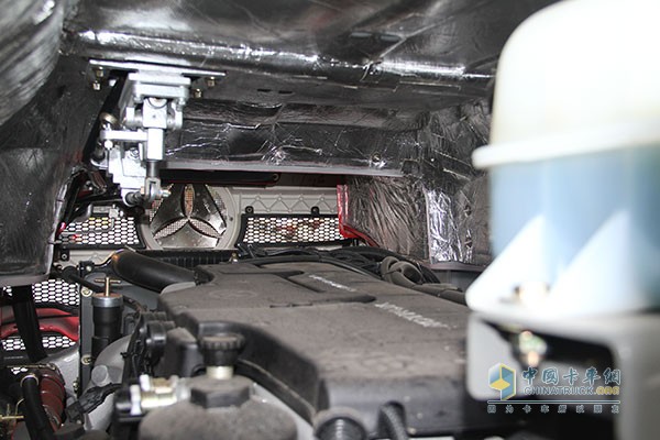 此款豪瀚J5G34 4X2車型采用MC07.34發(fā)動(dòng)機(jī)，排量達(dá)到6.87L，最大輸出扭矩為1250N·m，充分滿足中短途港口運(yùn)輸需求，同時(shí)在1200-1800rpm的寬泛轉(zhuǎn)速區(qū)間可以輸出最大扭矩，車輛動(dòng)力更猛，效率更高。