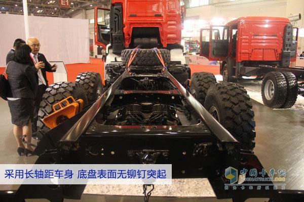 長(zhǎng)軸距車身 底盤表面無(wú)鉚釘凸起