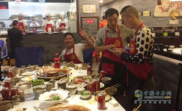 卡友通過(guò)賽事建立了友誼，西南復(fù)賽冠軍與亞軍吃飯時(shí)還不忘互留聯(lián)系方式
