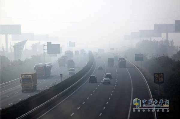 甘肅為應對空氣環(huán)境惡化 重污染天氣主城區(qū)禁行重型車