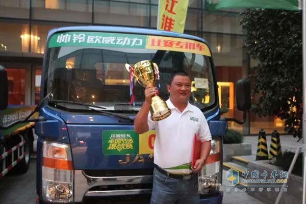 程云霞駕駛搭載濰柴WP3發(fā)動機(jī)的帥鈴賽車獲得獎(jiǎng)杯