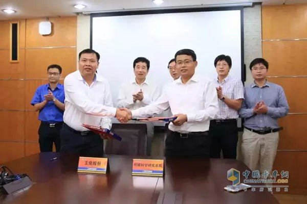梁清延和單忠德分別代表玉柴股份和機械科學(xué)研究總院簽訂了全面深化合作備忘錄