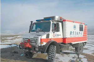 危急時(shí)刻勇?lián)厝?，烏尼莫克越野救護(hù)車冒雪進(jìn)山運(yùn)出心衰老人