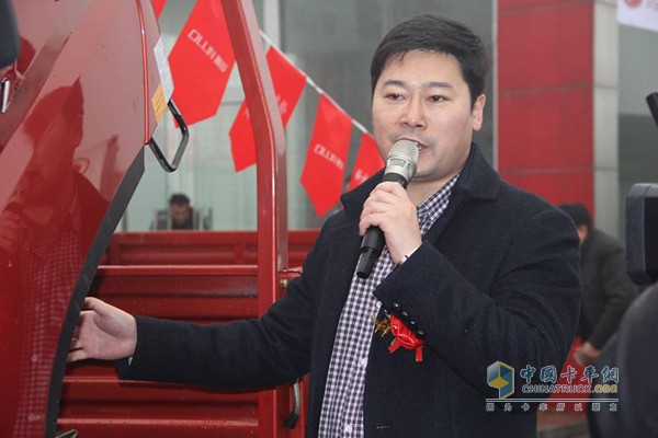 北汽福田汽車股份有限公司北京福田發(fā)動機(jī)廠副廠長鄭啟龍現(xiàn)場講解新品