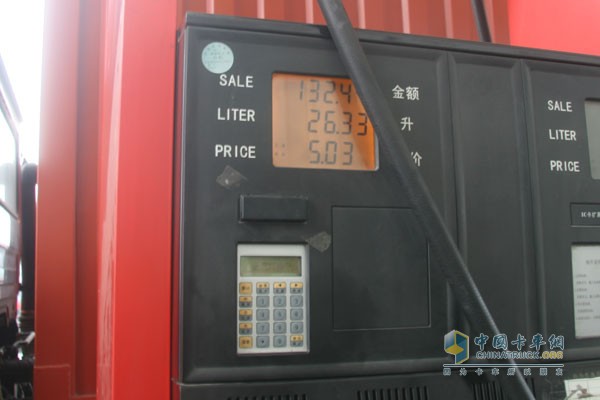 加油站油表顯示耗油量為26.33L，花費(fèi)金額132.4元
