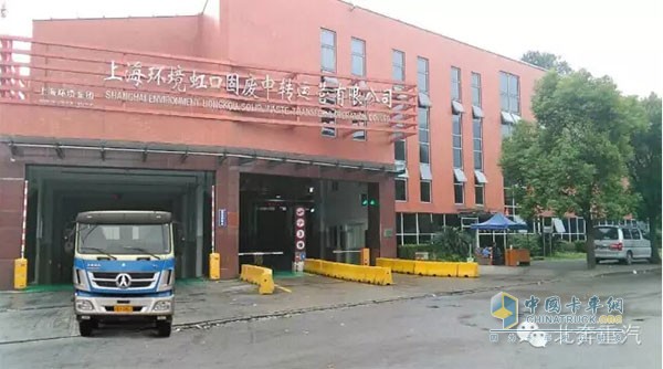 北奔重卡駛出中轉(zhuǎn)站
