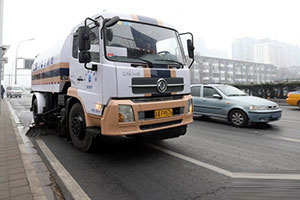 應(yīng)對(duì)北京空氣污染 環(huán)衛(wèi)車(chē)緊急出動(dòng)降塵