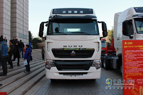中國重汽拳頭產(chǎn)品HOWO-T7H牽引車